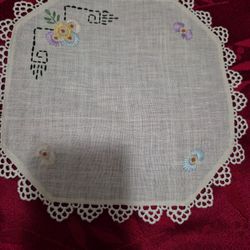 3 vintag table linens real pretty flowers on these
