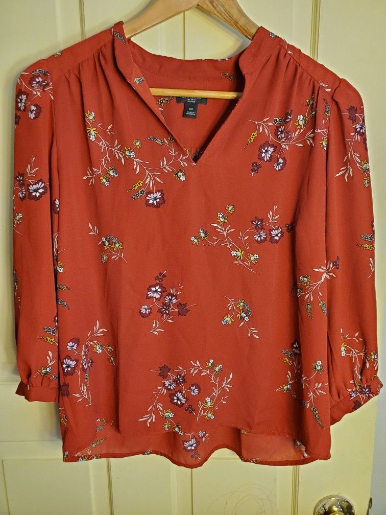 Ann Taylor blouse Red floral  3/4 length sleeves, featuring a v-neckline.
The Ann Taylor blouse Sz XSP in red floral with 3/4 length sleeves and a v-n