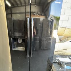 Refrigerator MUST PICK UP 