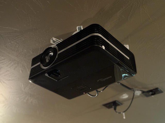 Home Theater Equipment PROJECTOR & SCREEN