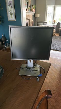 Dell LCD Computer 19”  Monitor with VGA Cable
