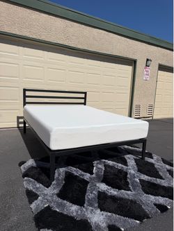 BEAUTIFUL QUEEN SIZE BED FRAME WITH MATTRESS (FREE DELIVERY ✅🚚)