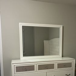 White Chess And mirror