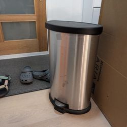 Step Trash Can 13 Gallons