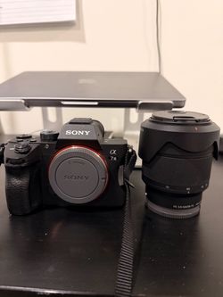 (READ DESCRIPTION) Sony Alpha a7 III Mirrorless Camera with FE 28-70mm Lens