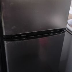 THOMPSON 5 FEET TALL FOR PARTS, EL REFRIGERADOR NO TRABAJA ES PARA PARTES
