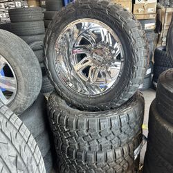 22s Chrome With 35s 8x200 Ford 