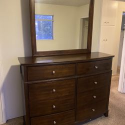Vanity dresser w/ mirror