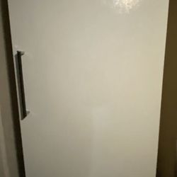 Frigidaire Food Freezer Upright UF 21D Features +4 full width shelves