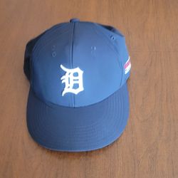 Detroit Tigers Hat Cap Strap Back Mens One Size Navy Blue MLB Baseball 
OC Sports. One size fits all, adjustable.  Navy blue with white 
embroidered l