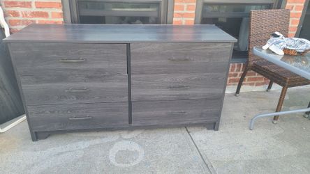 6-Drawer Wood Grain Dresser