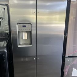 Side By Side Counter Depth Refrigerator With Water / Ice Dispenser 