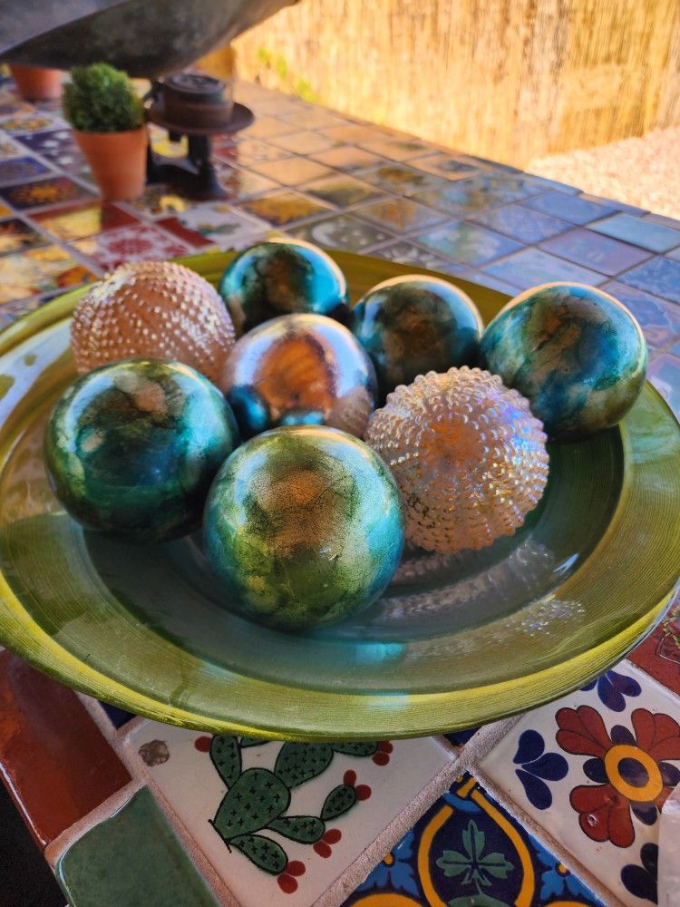 Centerpiece Bowl 18' and Decorative Balls
