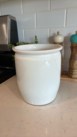 Nice, white ceramic kitchen utensil container