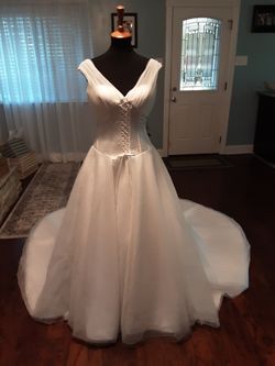 TB - Beautiful Satin and Tulle Wedding Dress