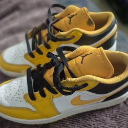 NIKE JORDANS size7 youth