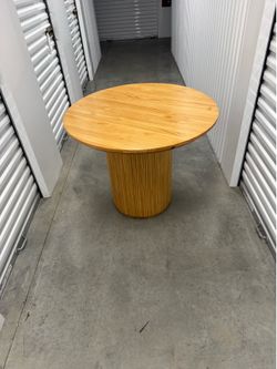 Homary round table