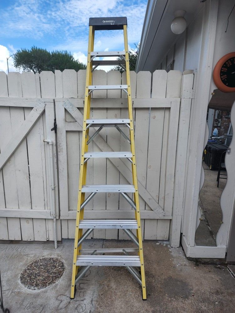 8 ft Fiberglass Husky Ladder Escalera Husky de 8 pies fibra de