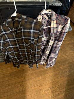 2 Volcom Button up, L