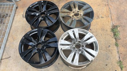 Mercedes Benz E Class 17 Inch aluminum wheels with ugly Paint And a Small bend on the Back 5x112mm