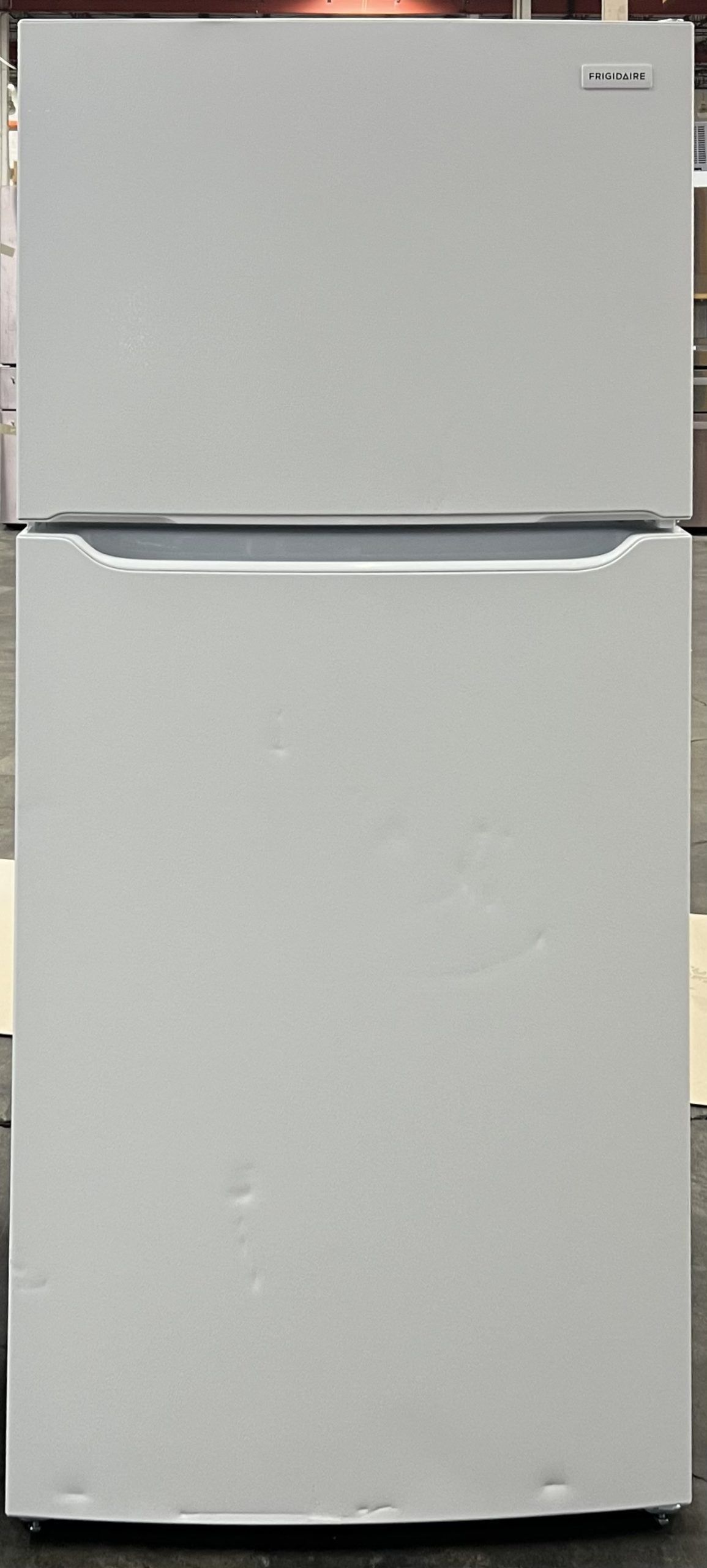 FRIGIDAIRE Refrigerator Top-Freezer FFTR1814WW 00768 .