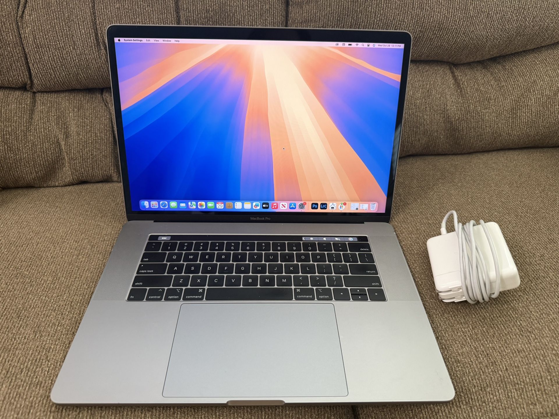 Late 2018 MacBook Pro 15.4”, 6 Cores i7, 16gb Ram, 512gb SSD, 4GB Graphic , New Battery,  Fast