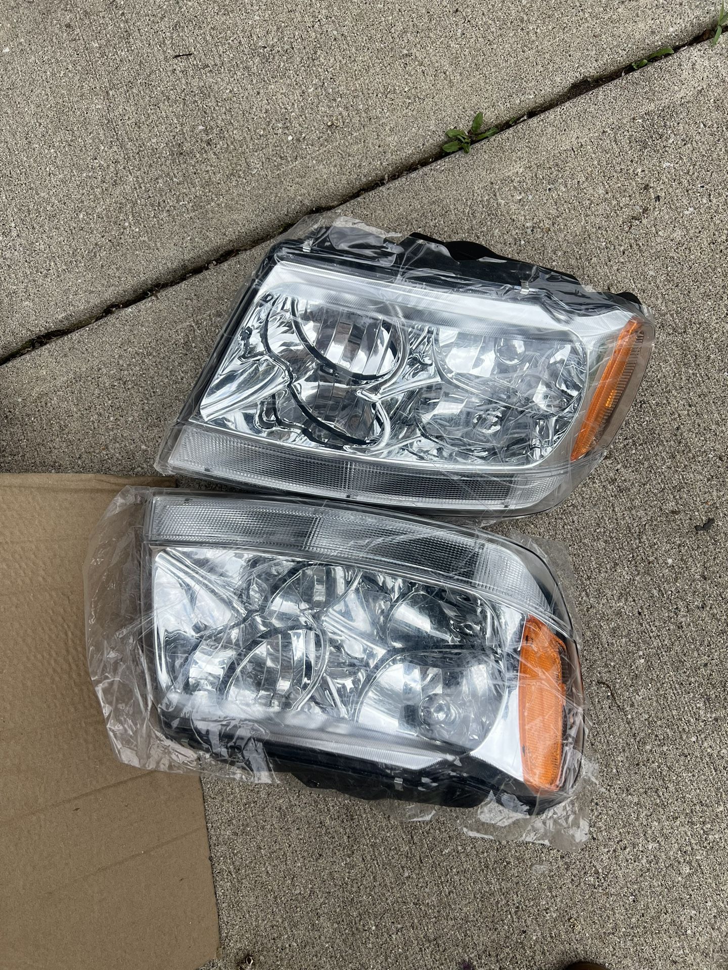 Eagle Eyes CS097-B001R Passenger Headlamp Assy Fits Jeep Grand Cherokee