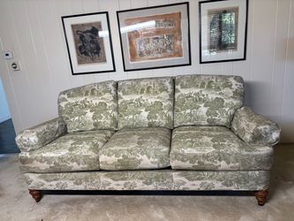 Beautiful Ethan Allen couch - like new!