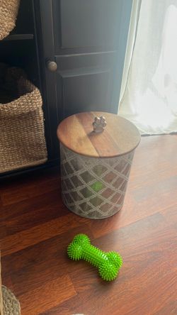 Dog food canister