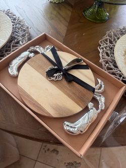 Crab wood platter with knife