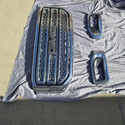 2017 GMC Yukon Front Grill And Fog Light Bezels