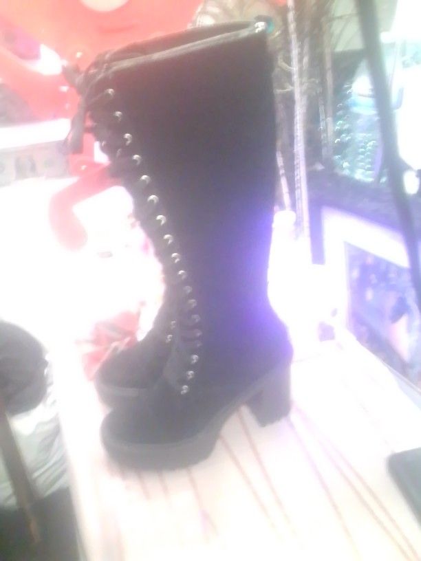 BLACK LACE UP BOOTS SIZE 8½