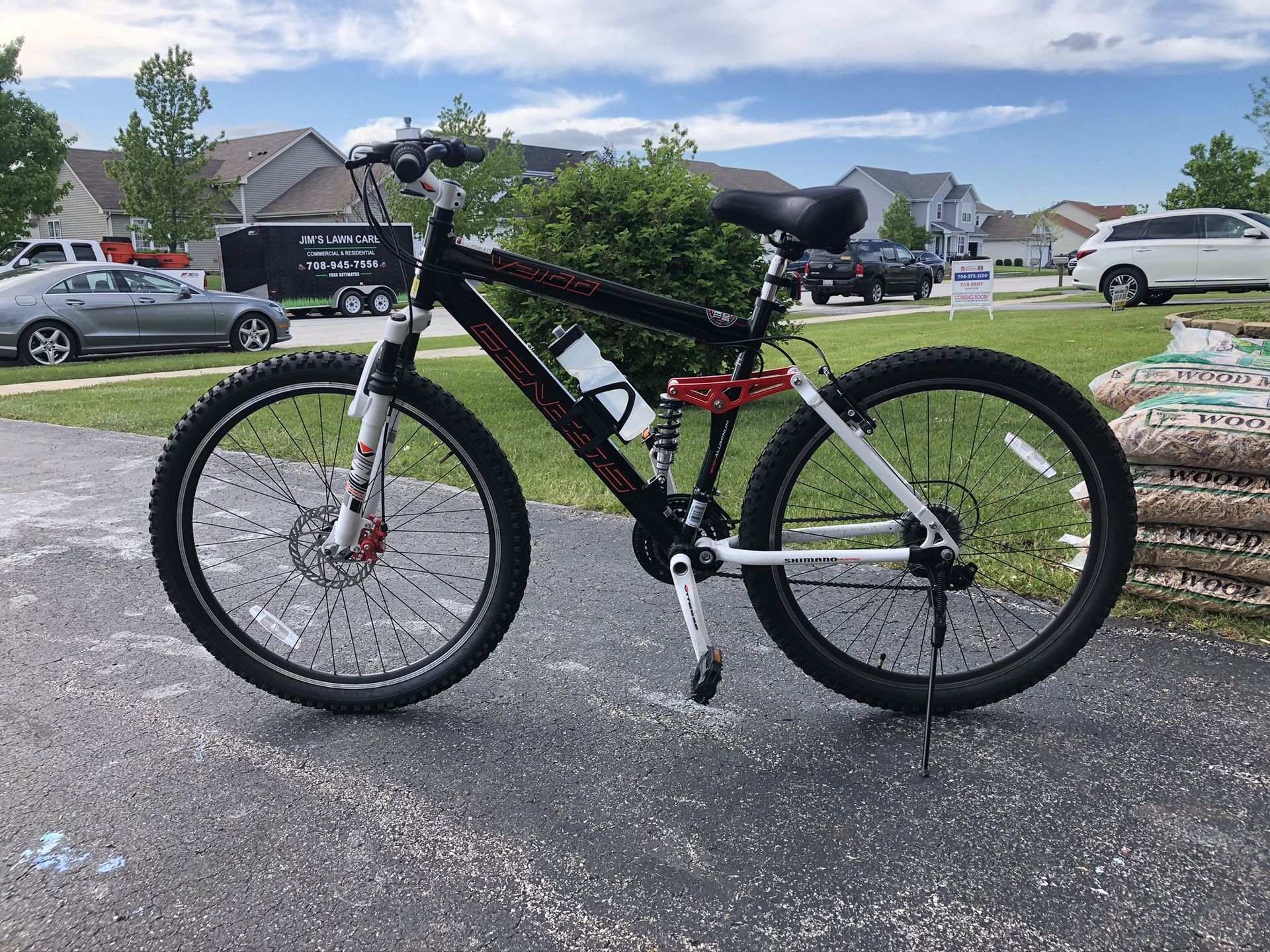 Genesis V2100 Mountain Bike. 27.5