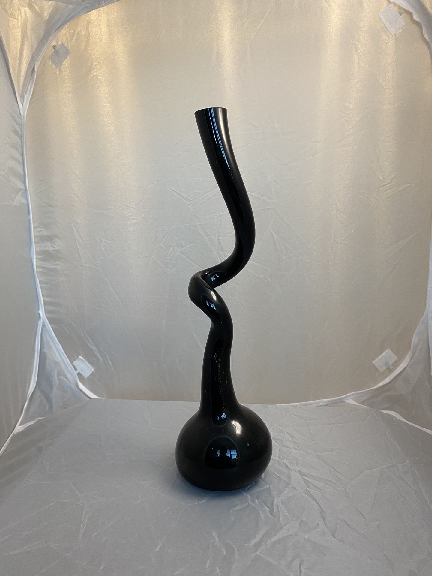 Black glass swing vase