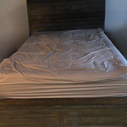 Queen sleigh Bed 