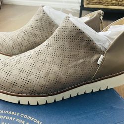 NIB Dr. Scholl’s faux suede zip up flat booties, size 9