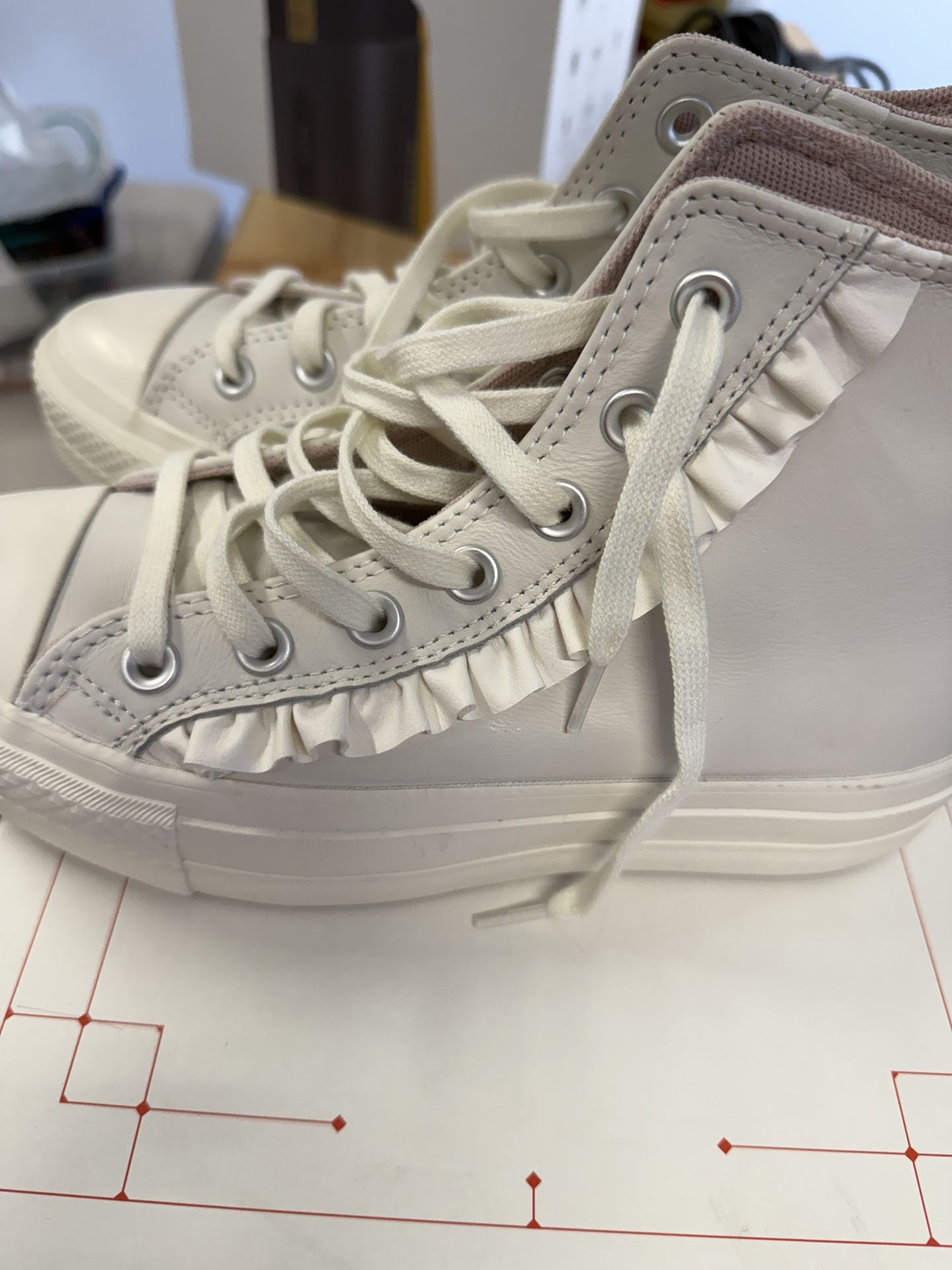 Converse Leather Feeling Size 6