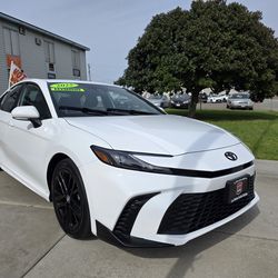 🔥 2025 Toyota Camry Híbrido AWD – $23,000 💳