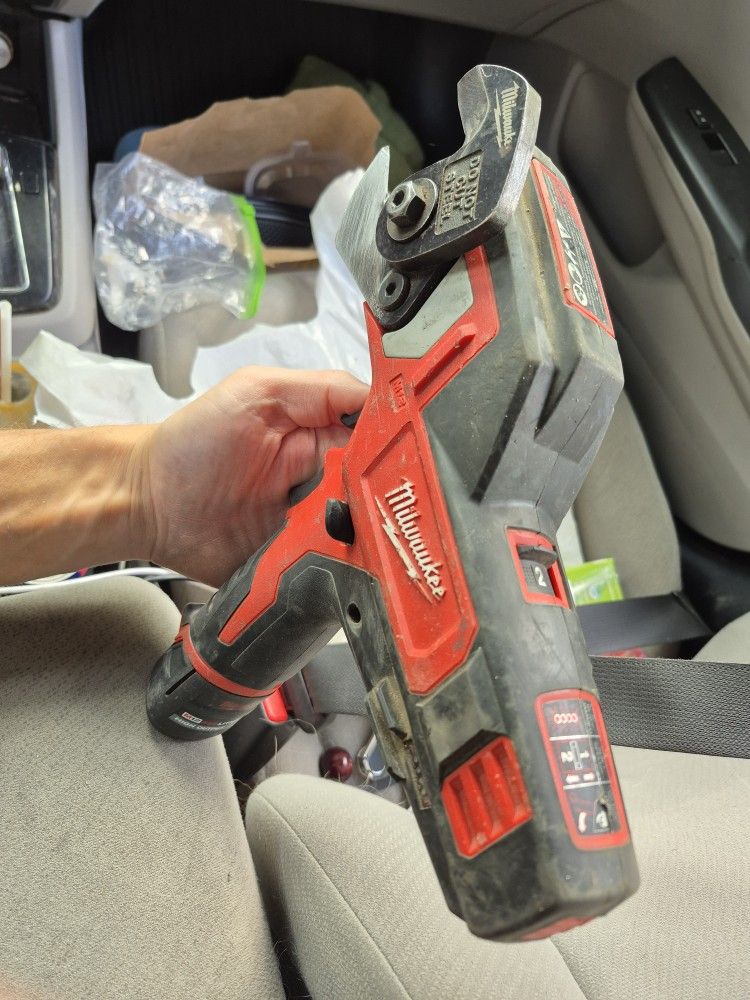 Milwaukee Cable Cutters & 2.5ah battery With A Charger