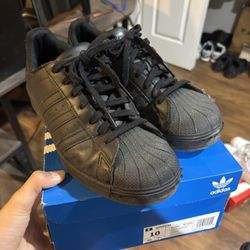 Superstars adidas shoes size 10