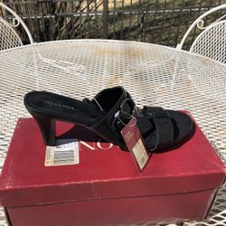 NEW!! Black Sandals (size 8)