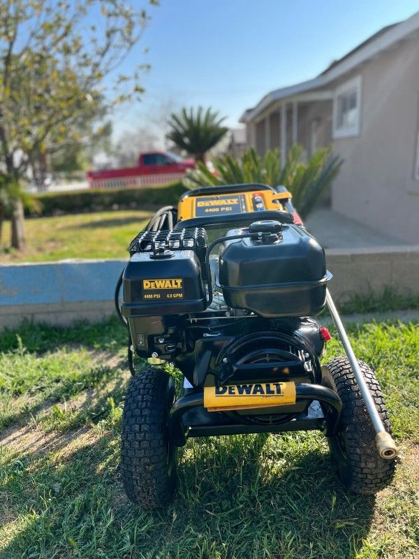 DEWALT4400 PSI 4.0 GPM Cold Water Gas Pressure Washer