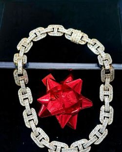 Stunning Gold Diamond Gucci Link Chain