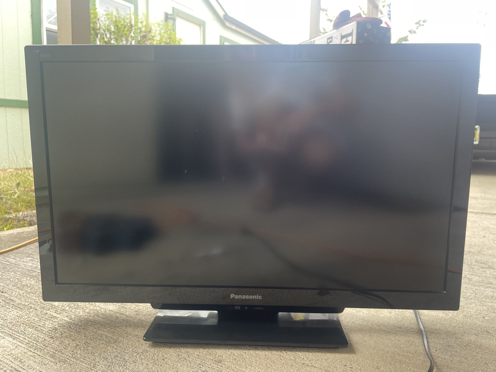 32” Flatscreen Tv Works Great (no Remote)