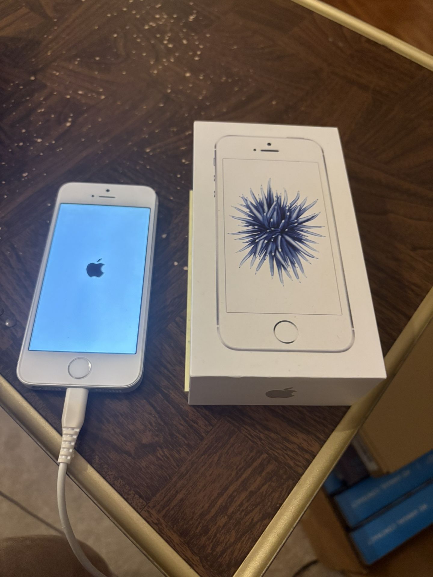 Unlocked 2016 iPhone SE , 16GB With Original Box