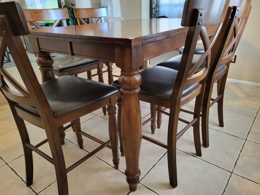 Dining Room Table & Chairs