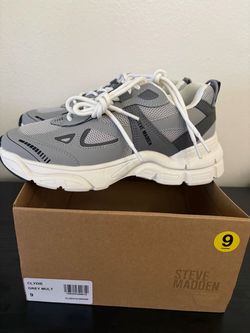 New Steve Madden women’s Sneakers Grey/white Size 9