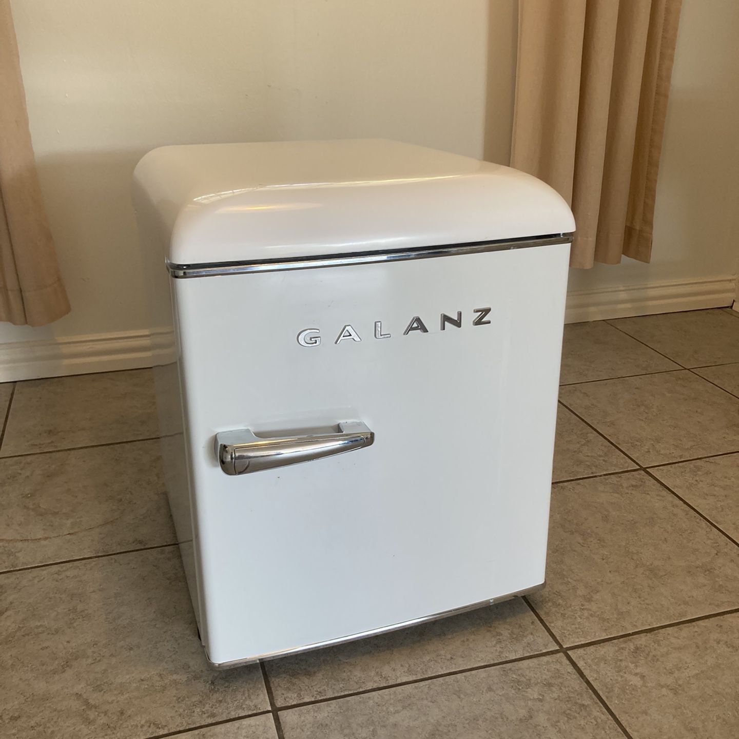 Galanz 1.7 Cu ft Retro Mini Fridge, White, Estar, New