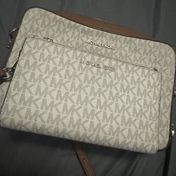 I have this bag, it is new, it is the wallet and the other bag.