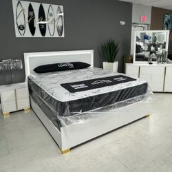 Vendo cama moderna blanca con detalles dorados. 